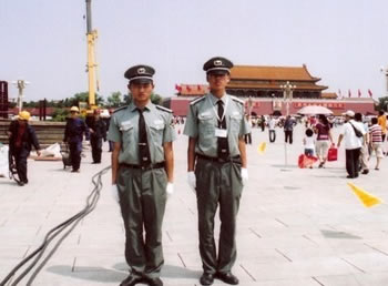  派驻北京天安广场保安正在执勤