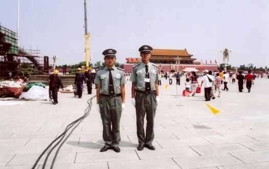  派驻北京天安广场保安正在执勤(图1)